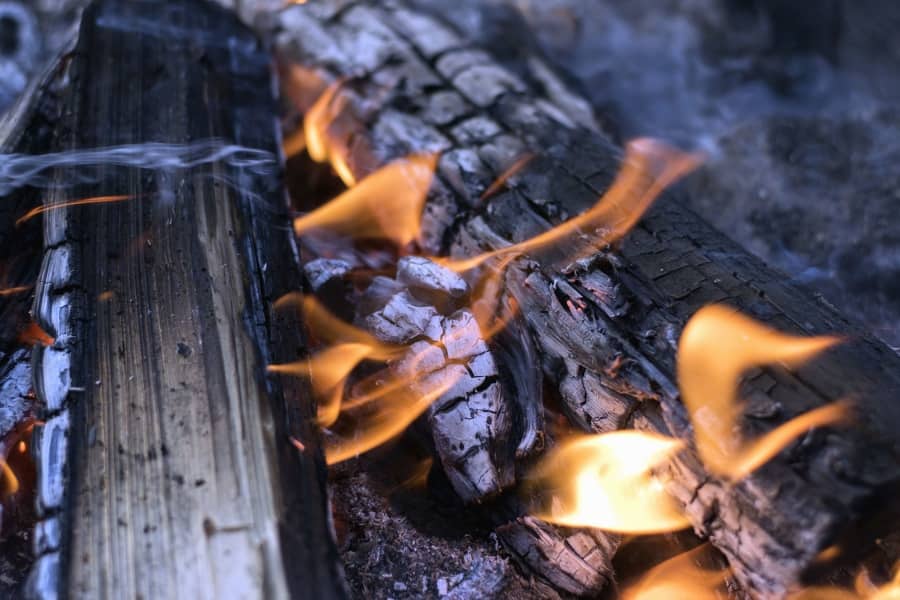 You are currently viewing سوزاندن چوب در داخل خانه خطر ابتلا به سرطان ریه را در زنان افزایش می دهد